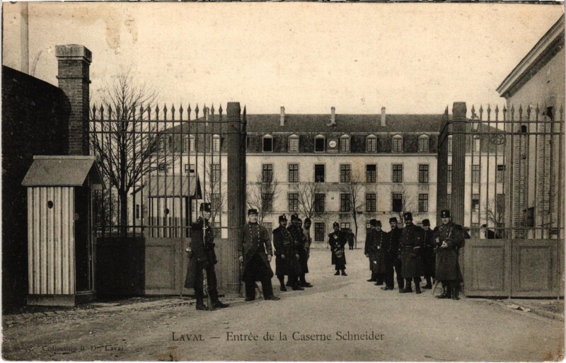 Carte postale ancienne Militaire Laval - Entrée de la Caserne Schneider à Laval