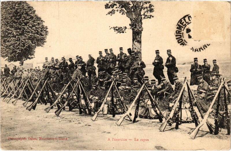 Carte postale ancienne Militaire - A l'exercice - Le repos