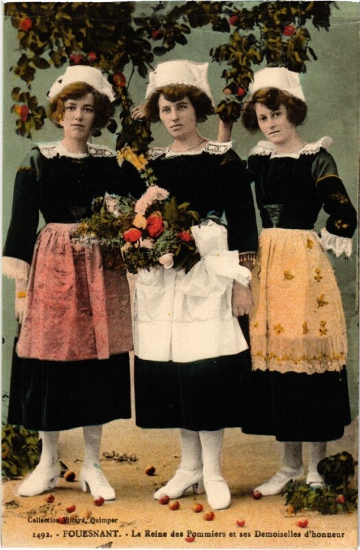 Carte postale ancienne Fouesnant - La Reine des Pommiers et ses Demoiselles d'Honneur à Fouesnant