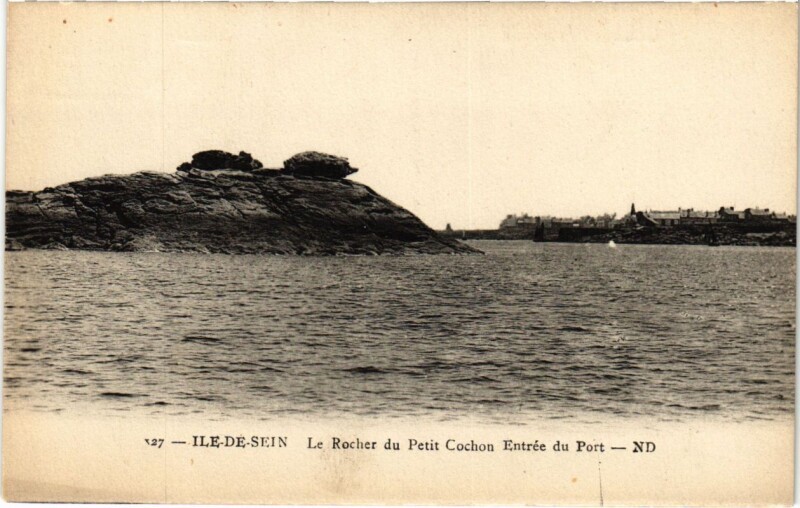 Carte postale ancienne Ile de Sein - Le Rocher du Petit Cochon Entree du Port à Île-de-Sein