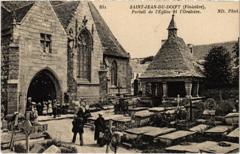 Carte postale ancienne Saint-Jean-du-Doigt - Portail de l'Eglise et l'Oratoire à Saint-Jean-du-Doigt
