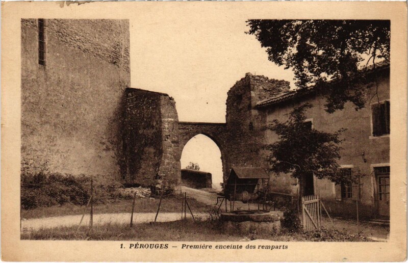 Carte postale ancienne Perouges - Premiere à Pérouges