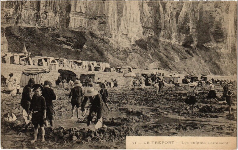 Carte postale ancienne Le Treport - Les enfants s'amusent au Tréport