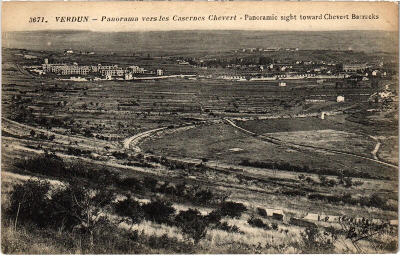 Carte postale ancienne Militaire Verdun - Panorama vers les Casernes Chevert à Verdun
