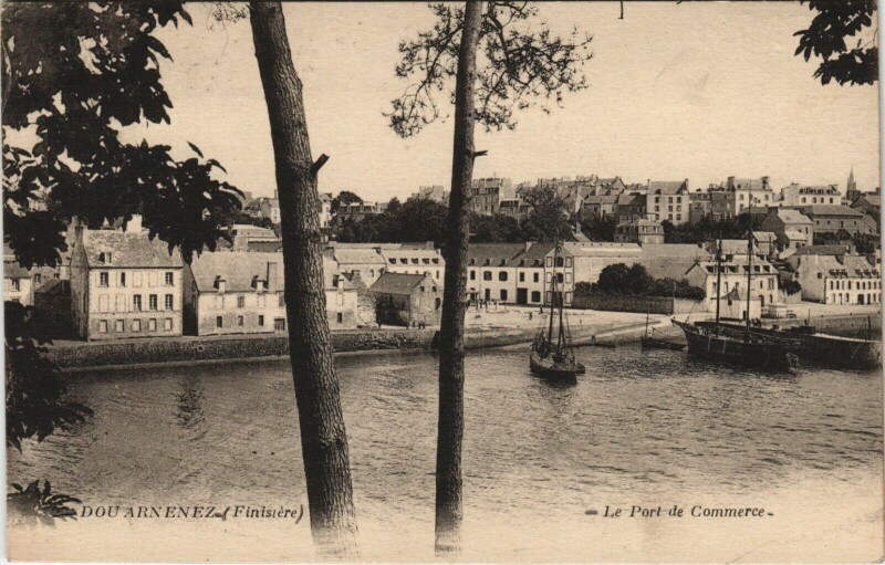 Carte postale ancienne Douarnenez - Le Port de Commerce à Douarnenez