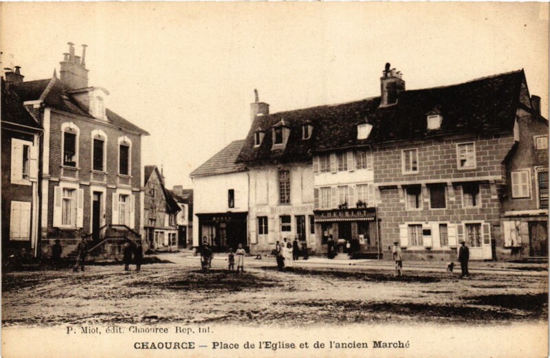 Carte postale ancienne Chaource Place de l'Eglise et de l'ancien Marché à Chaource