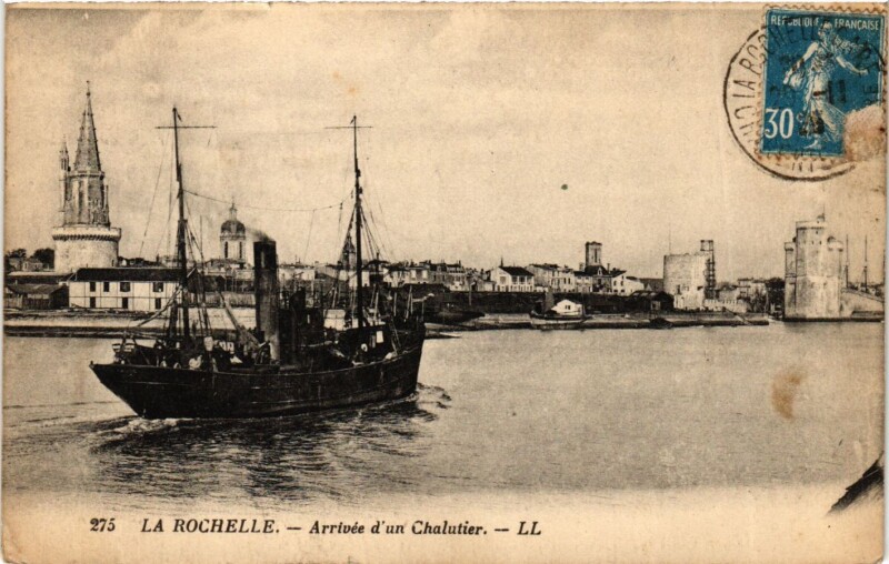 Carte postale ancienne La Rochelle - Arrivée d'un Chalutier à La Rochelle