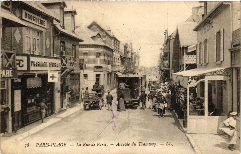 Carte postale ancienne Paris-Plage - La Rue de Paris - arrivée du Tramway