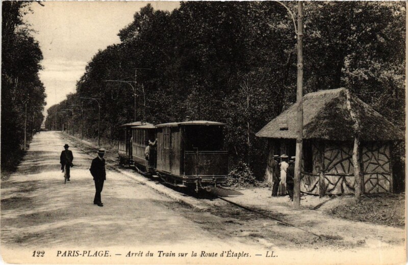 Carte postale ancienne Paris Plage - Arrét du Train sur la Route d'Etaples