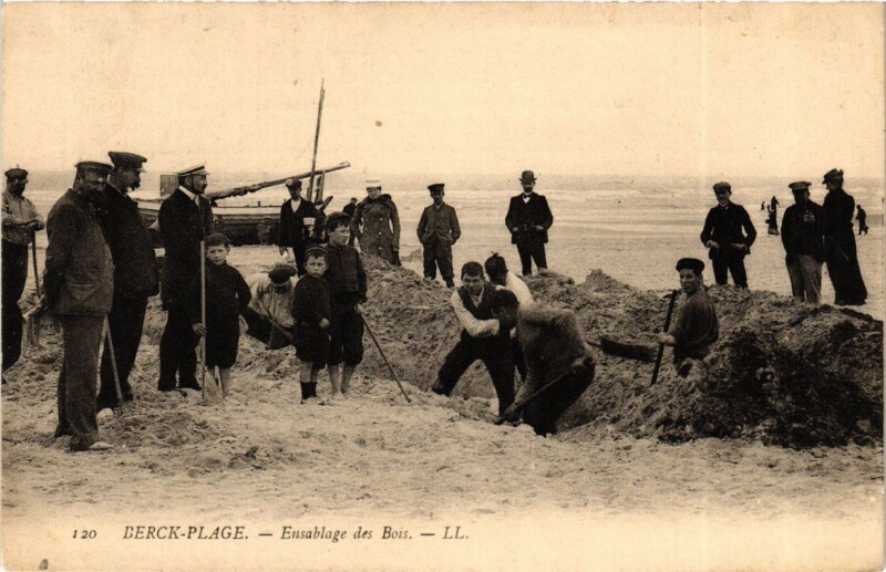 Carte postale ancienne Berck-Plage - Ensablage des Bois à Berck