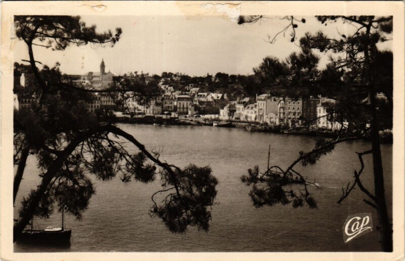 Carte postale ancienne Finistere Audierne Vue générale du Port à Audierne