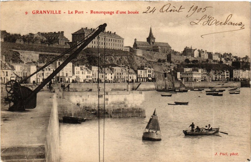 Carte postale ancienne Granville Le Port Remorquage d'une bouée à Granville
