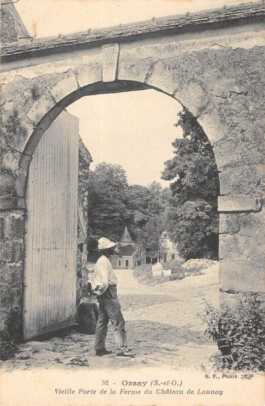Carte postale ancienne Orsay Vieille Porte De La Ferme Du Chateau De Launay à Orsay