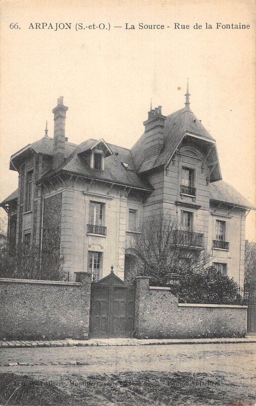 Carte postale ancienne Arpajon La Source Rue De La Fontaine à Arpajon