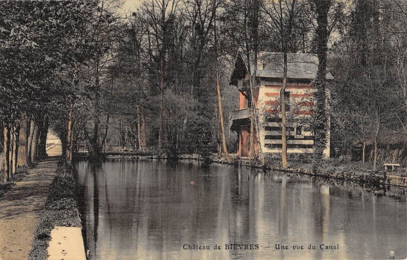 Carte postale ancienne Chateau De Bievres Une Vue Du Canal