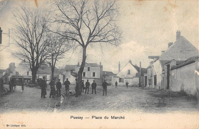 Carte postale ancienne Pussay Place Du Marche à Pussay