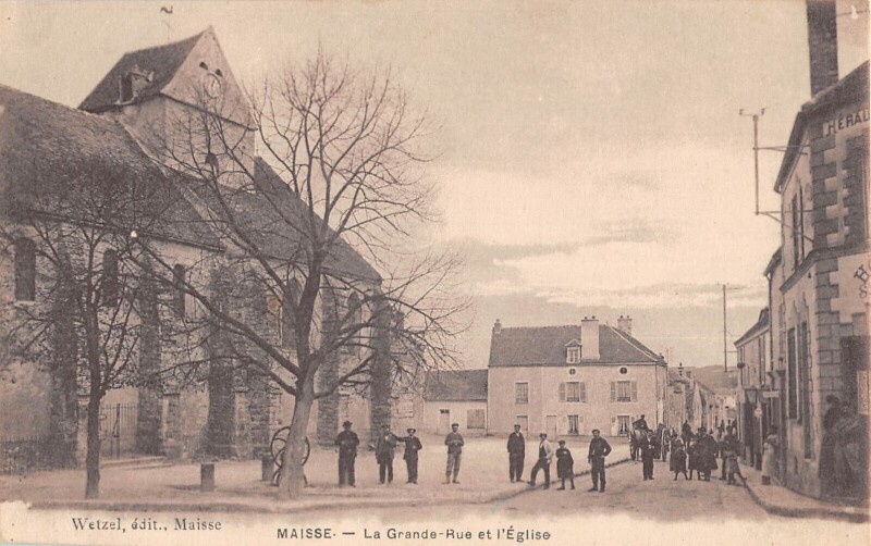 Carte postale ancienne Maisse La Grande Rue Et L'Eglise à Maisse