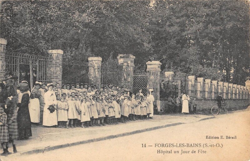 Carte postale ancienne Forges Les Bains Hopital Un Jour De Fete à Forges-les-Bains