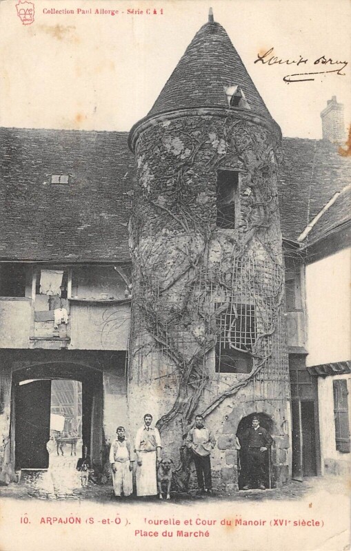 Carte postale ancienne Arpajon Tourelle Et Cour Du Manoir Place Du Marche à Arpajon