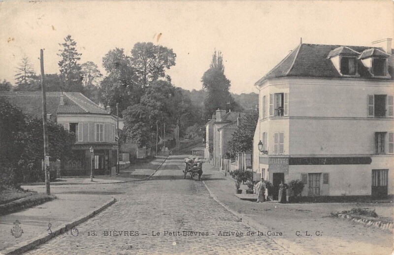 Carte postale ancienne Bievres Le Petit Bievres Arrivee De La Gare