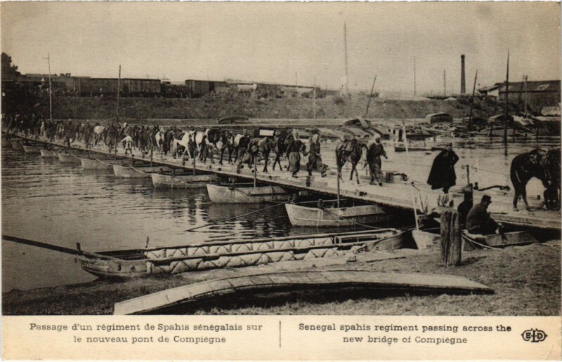 Carte postale ancienne Compiegne - Passage d'un Regiment de Spahis Senegalais à Compiègne