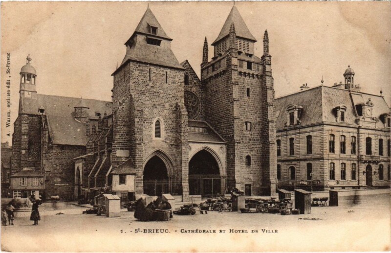 Carte postale ancienne Saint-Brieuc - Cathedrale et Hotel de Ville à Saint-Brieuc