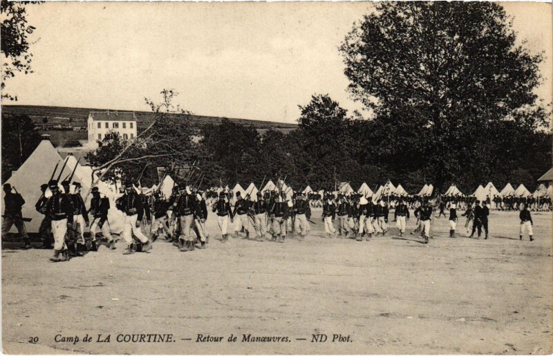 Carte postale ancienne Militaire Camp de La Courtine - Retour de Manoeuvres à La Courtine