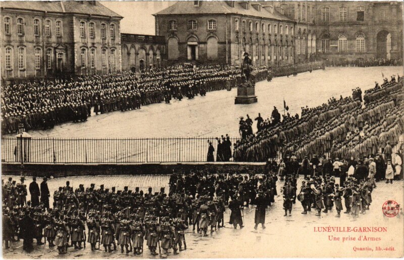 Carte postale ancienne Militaire Lunéville-Garnison - Une prise d'Armes à Lunéville
