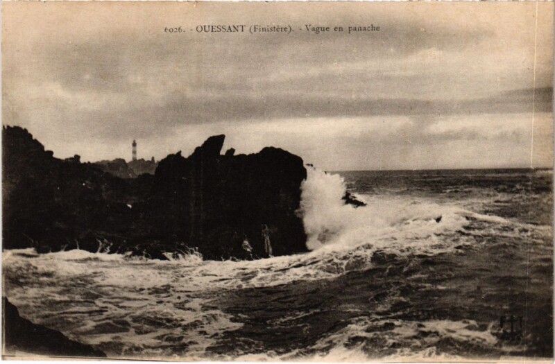 Carte postale ancienne Ouessant - Vague en Panache à Ouessant