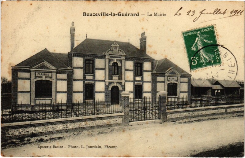 Carte postale ancienne Beuzeville-la-Guerard - La Mairie à Beuzeville-la-Guérard