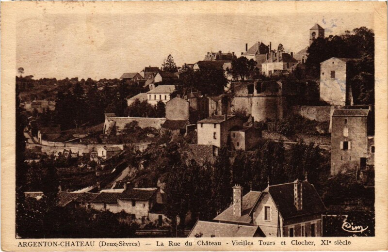 Carte postale ancienne Argenton-Chateau - La Rue du Chateau