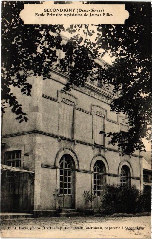 Carte postale ancienne Secondigny - Ecole Primaire à Secondigny