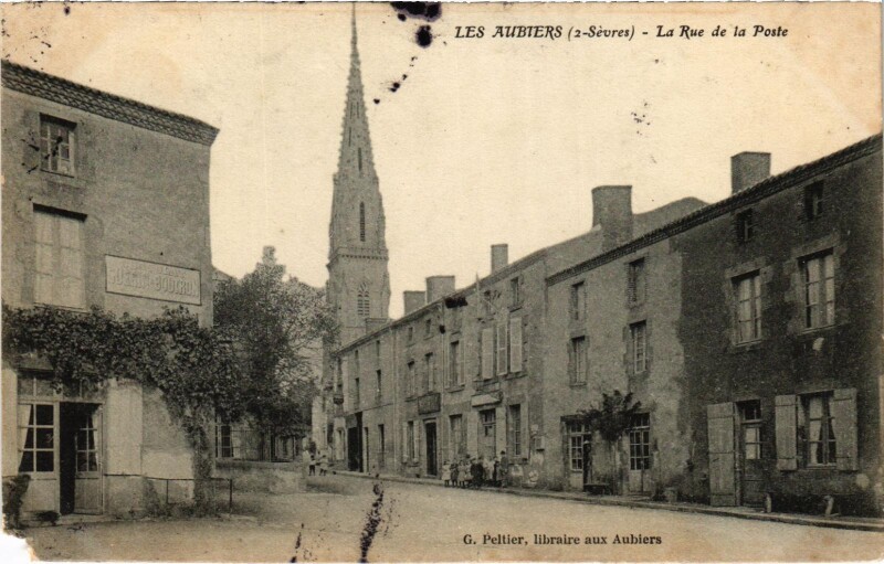 Carte postale ancienne Les Aubiers - La Rue de la Poste