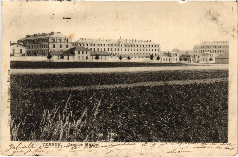 Carte postale ancienne Militaire Verdun - Caserne Miribel à Verdun