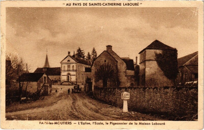 Carte postale ancienne Fain-Les-Moutiers - L'Eglise l'Ecole le Pigeonnier à Fain-lès-Moutiers