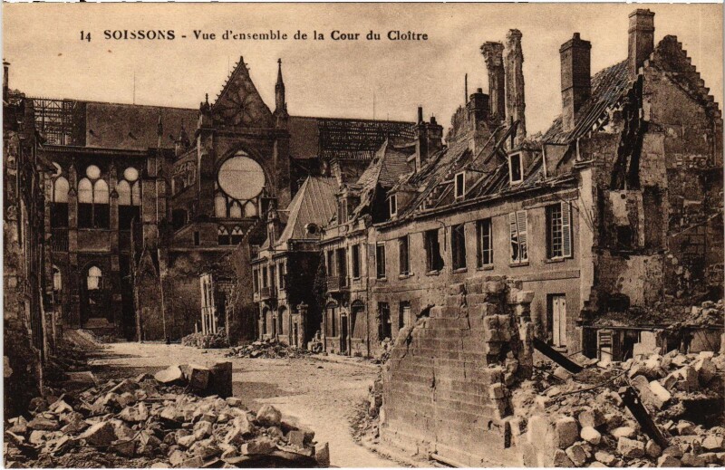 Carte postale ancienne Militaire Soissons - Vue d'ensemle de la Cour du Cloitre à Soissons