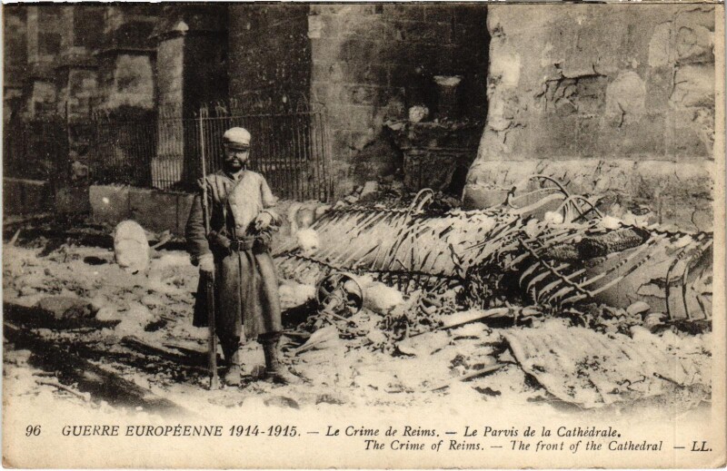 Carte postale ancienne Militaire - Le Crime de Reims - Le Parvis de la Cathédrale à Reims