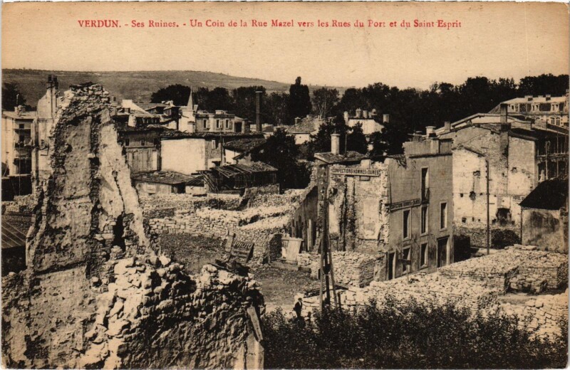 Carte postale ancienne Militaire Verdun - Ses Ruines - Un Coin de la Rue Mazel à Verdun