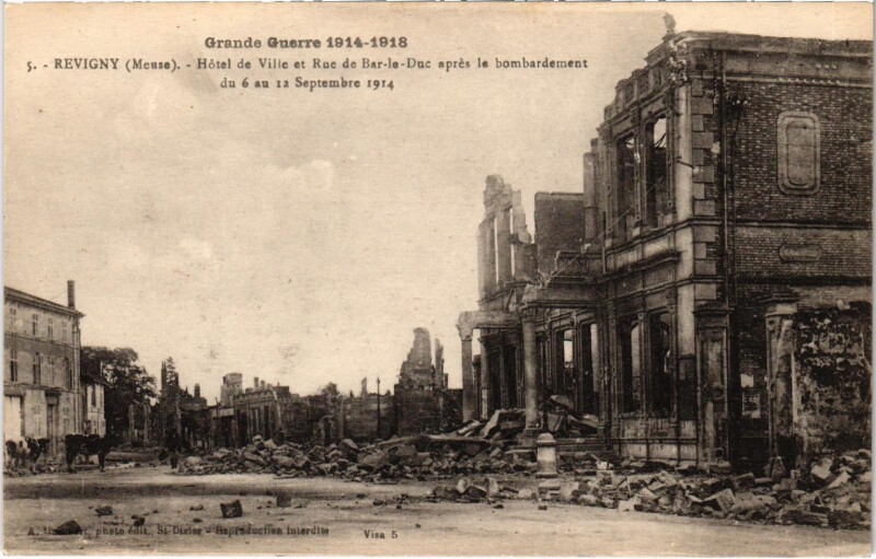 Carte postale ancienne Militaire Revigny - Hotel de Ville et Rue de Bar-le-Duc à Bar-le-Duc