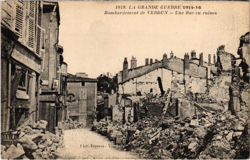 Carte postale ancienne Militaire Verdun - Bombardement - Une Rue en ruines à Verdun
