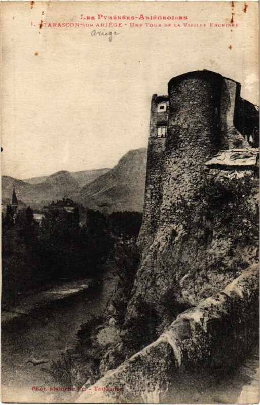 Carte postale ancienne Tarascon- Une tour de la Vieille France