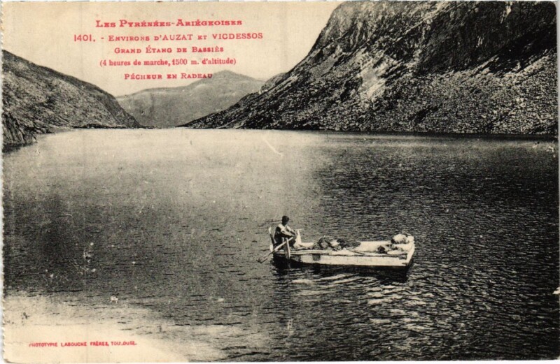 Carte postale ancienne Grand Etang de Bassies, Pecheur en Radeau France