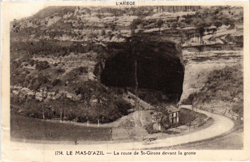 Carte postale ancienne Mas d'Azil- La route de Saint-Girons devant la grotte France à Saint-Girons