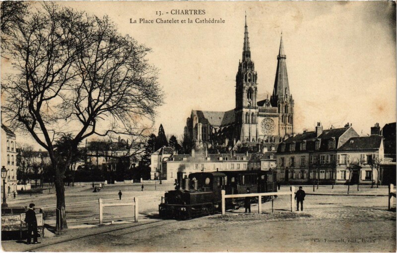 Carte postale ancienne Chartres Place Chatelet et la Cathedrale Tram Vapeur à Chartres