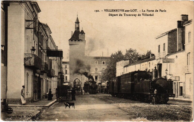 Carte postale ancienne Villeneuve-sur-Lot Porte de Paris Tram de Villereal Tram Vapeur à Villeneuve-sur-Lot