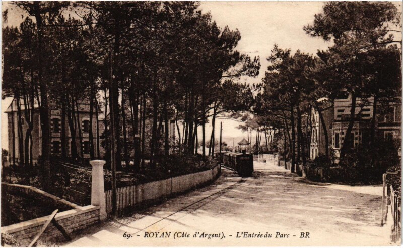 Carte postale ancienne Royan Entrée du Parc Tram Vapeur à Royan