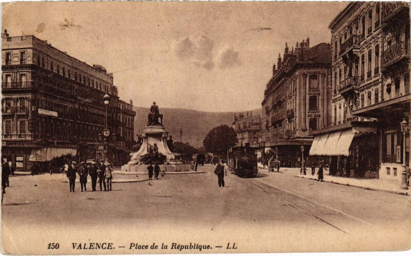 Carte postale ancienne Valence Place de la Republique Tram Vapeur à Valence