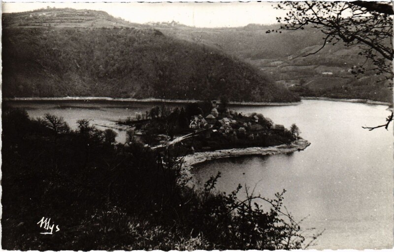 Carte postale ancienne Barrage de Sarrans - Presquile de Laussac