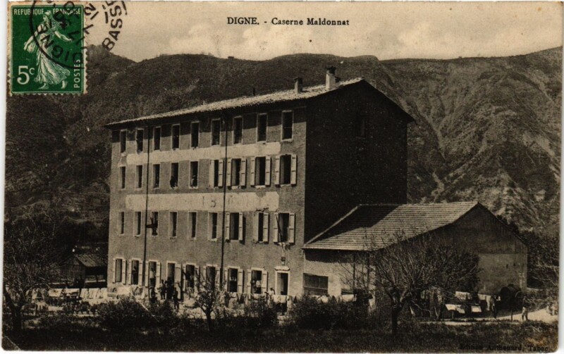 Carte postale ancienne Digne Caserne Maldonnat