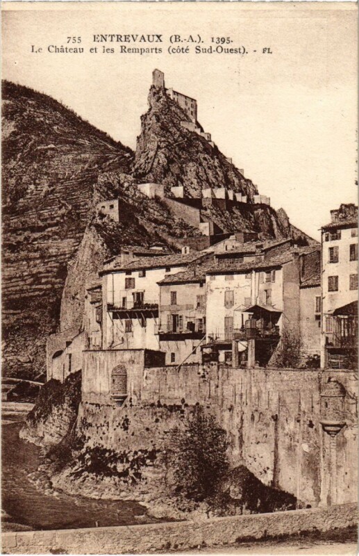 Carte postale ancienne Entrevaux Le Chateau et les Remparts à Entrevaux
